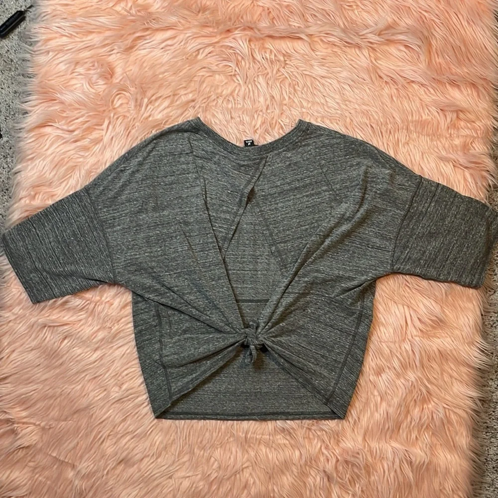 IVY PARK crewneck crop split open back gym grey shirt short sleeve‎ size medium